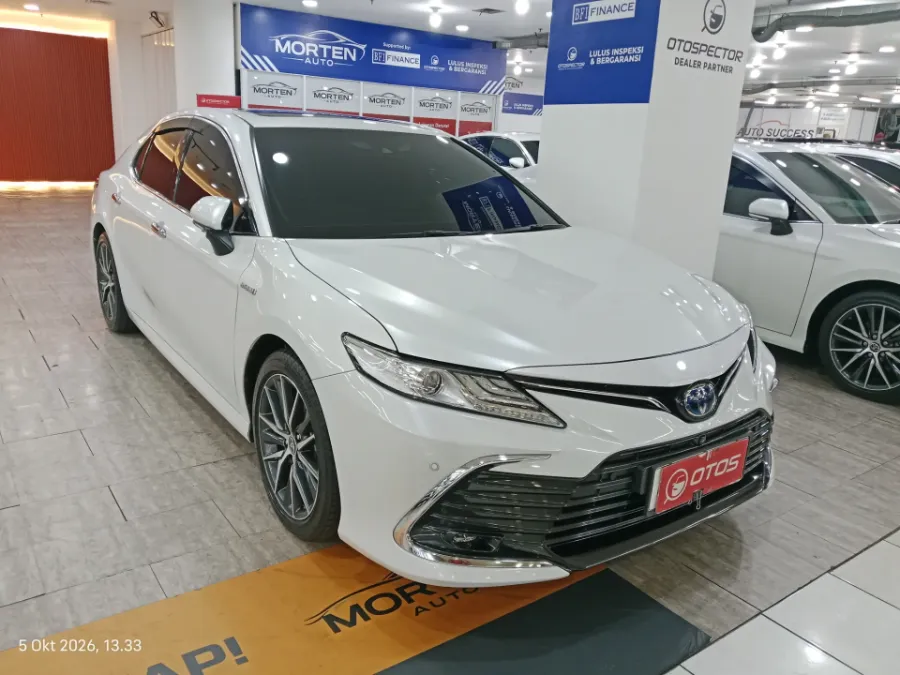 Foto Mobil Bekas Kanan Depan Toyota Camry 2.5 Hybrid tahun 2022